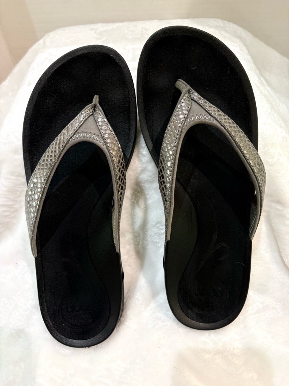 ABEO WOMAN’S PEWTER ALEA B.I.O. SYSTEM THONG SANDALS SIZE 8N
IN BOX - Picture 7 of 14